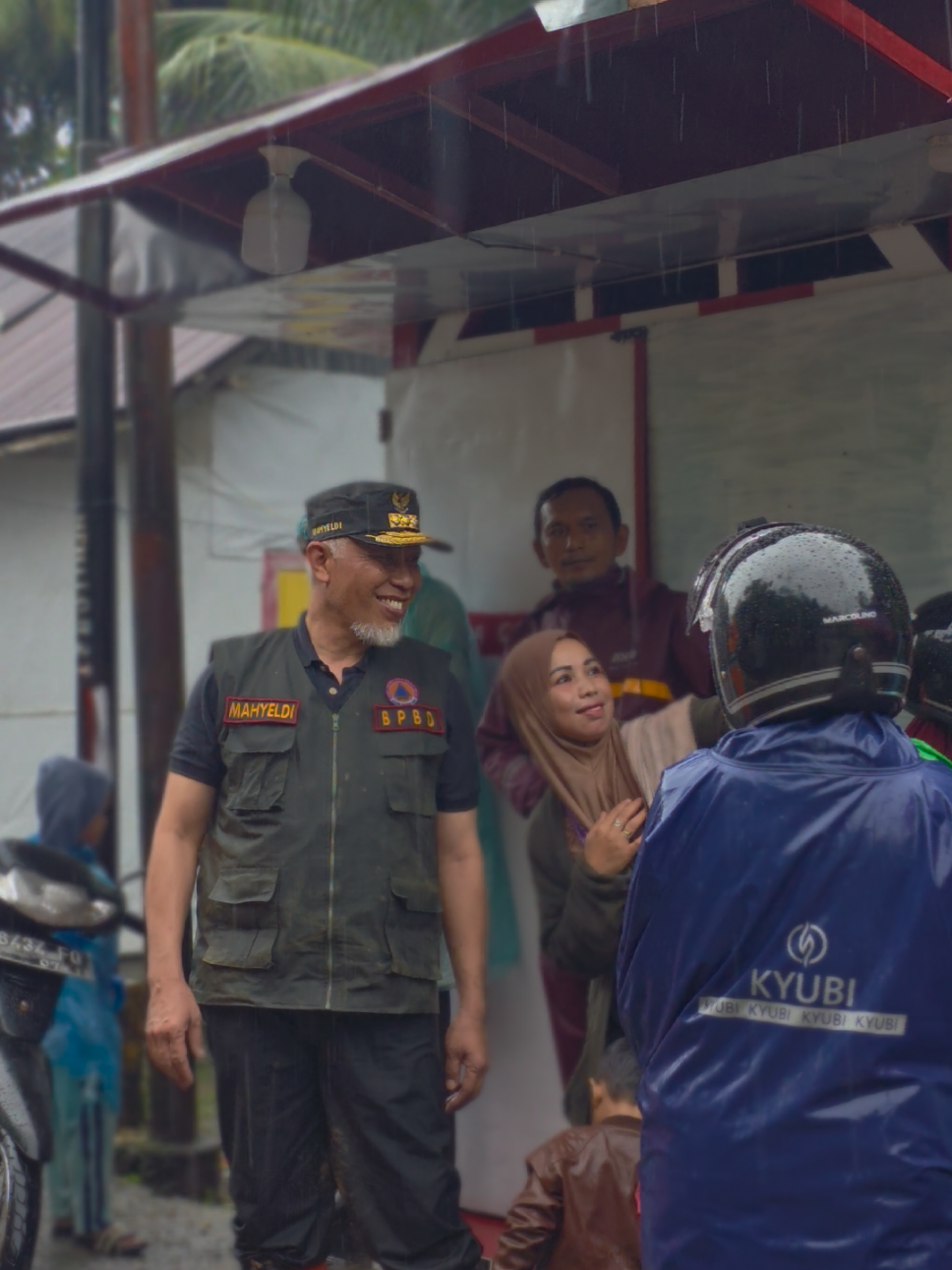 Kepemimpinan sejati adalah jembatan, bukan dinding. Bersama rakyat, tanpa sekat. Tidak ada jarak. Tidak ada hierarki yang membatasi. Pemimpin dan masyarakat adalah satu kesatuan yang bergerak maju. #prayforsumatera  #gubernursumbar  #buyamahyeldi  @Pemprov Sumbar  @Mahyeldi Ansharullah  @warga.sumbar  @info Agam viral  @saniangbaka  @Pesona sumbar 🇮🇩 