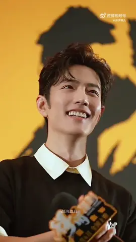 ปรากฏว่ารอยยิ้มที่มีความสุขนี้เป็นเพราะพ่อแม่ของเขานั่งอยู่ในกลุ่มผู้ชม! ปกป้องลูกชายอย่างเงียบๆ น่ารักจัง #เซียวจ้าน #xiaozhan 