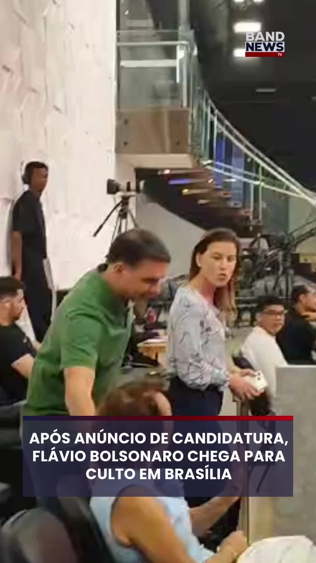 O senador Flávio Bolsonaro (PL-RJ) participa de um culto, neste domingo (7), em Brasília. É o primeiro compromisso público dele após ser anunciado como o pré-candidato à Presidência da República pelo Partido Liberal com apoio do pai, o ex-presidente Jair Bolsonaro. O culto ocorre na Comunidade das Nações, igreja evangélica localizada em Brasília. Segundo a assessoria do senador, ele fará um pronunciamento à imprensa ao fim da cerimônia. #bandnewstv #noticias