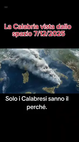 Calabria, 7/12/2025, vista dallo spazio. I cuddruriaddri o cullurialli, vecchierelle. Ogni anno, per tradizione, si preparano inebriando tutta l'aria di un buon fritto. #Calabria #cullurialli #vecchiarelle #cucina #tradizione 