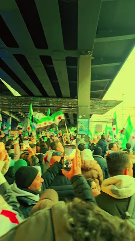 مضاهرة برلين اليوم😍 عيد تحرير سوريا🇸🇾🇸🇾 #برلين #المانيا #عيدالتحرير #سوريا #لا_اله_الا_الله 