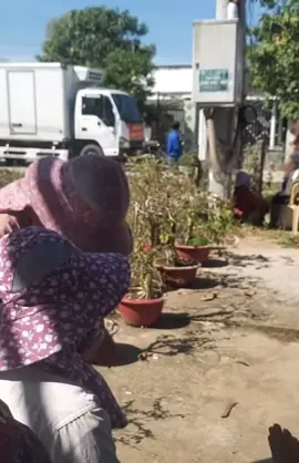 Tình người phú yên😢.thương lắm luôn.cái tình cái nghĩa của người dân miền trung..sáng nay tại thôn liêm an.xã hồng liêm.nay là xã hồng sơn.bà con đang chờ nhận quà cứu trợ.trong đó có tôi.trong lòng tôi và bà con.cứ nghỉ là đoàn cứu trợ ở đâu đến.khi có người kêu lên đoàn xe cứu trợ đến rồi.tôi nhìn trước đầu xe  có ghi đến từ phú yên.tự nhiên tôi nghẹn lòng.và xúc động không cầm được nước mắt.tôi rơi nước mắt không phải vì sắp nhận được quà cứu trợ.mà tôi xúc đông vì tình người phú yên quá lớn.trong lúc phú yên đang khốn khó vì cơn lũ vừa qua.mà các bạn vẫn  đến để cứu trợ chúng tôi.cảm ơn các bạn rất nhiều.chúc các bạn bình an nha. ##fb: Trương Hoài Chính#lu #mientrung #phuyen #binhthuan 