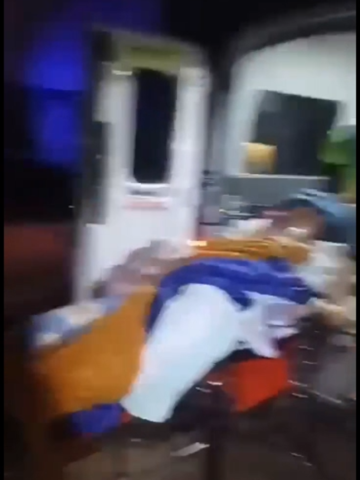 กู้ภัยพระสิ้นคิดอพยพเหตุประทะเดือด ไทย-กัมพูชา คลิปวิดีโอนี้เผยให้เห็นภาพ ภารกิจด้านมนุษยธรรม ของมูลนิธิหลวงตาสินทรัพย์ ในการให้ความช่วยเหลือประชาชนที่ต้องอพยพหนีภัยจาก เหตุการณ์สู้รบตามแนวชายแดนไทย-กัมพูชา โดยมีวัตถุประสงค์หลักคือการนำส่งชาวบ้านที่ไม่มีพาหนะส่วนตัวออกนอกพื้นที่อันตราย เนื้อหาเน้นการทำงานภาคสนามที่เร่งด่วน เช่น การจัดเตรียมพื้นที่และยานพาหนะสำหรับเคลื่อนย้ายกลุ่มบุคคลที่ช่วยเหลือตัวเองได้ยาก ซึ่งรวมถึง ผู้ป่วยติดเตียงสูงอายุ จำนวนหนึ่งด้วย การบันทึกภาพนี้จึงเป็นการแสดงให้เห็นถึงความสำคัญของการมอบ ความช่วยเหลือกลุ่มเปราะบาง เพื่อพาพวกเขาไปสู่ศูนย์อพยพอย่างปลอดภัย. #ปะทะภูผาเหล็กพลาญหินแปดก้อน #กู้ภัยพระสิ้นคิด #มูลนิธิหลวงตาสินทรัพย์ #พระสิ้นคิด