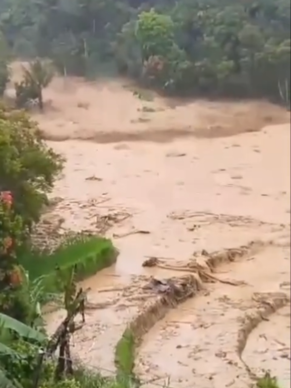 Ngeri, Banjir bandang kembali melanda kawasan Malalak Kabupaten Agam, Minggu 7 Desember 2025