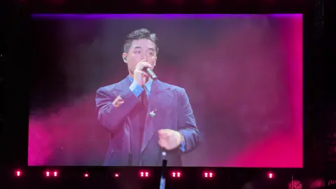 Dòng người vội vàng lướt qua @Vũ. #nhungthanhphomomang 