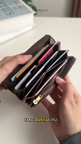Buat kamu yang nggak bisa buang waktu sedetik pun, perlu banget cobain Bloom Wallet ini 😌 Dompet yang bisa dibuka lebar, bikin gampang kalau mau ambil kartu, uang, atau apapun! Banyak slot yang bisa dipakai menyimpan uang dan item kecil dengan rapi juga 🤩 Nggak perlu lagi, deh, ngabisin waktu buat cari kartu dan uang karena dompet kamu sempit dan susah dibuka 😉 #drenbellony  #dompetwanita #wallet #wallets #dompet 