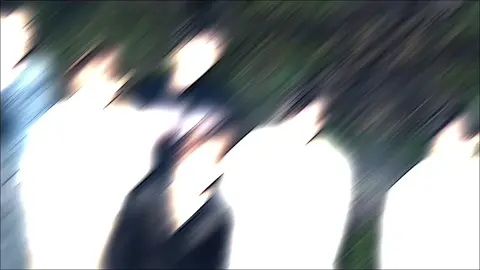 sumpahh merinding bgtt liat trailernya, kerennn sumpahhhh. kek film hororrr aslii baru ngeh kalo kai sm lay bajunya samaan. dan menurut ku kai nih segala kuncinya, dia yg bawa semua member ke pohon. klo menurut teori kalian gmn guysss???? #exo #trailerexo #exocomeback 