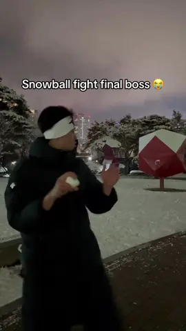 His accuracy is wild 👀 (via Xixeonx__/IG) #snowball #throw 