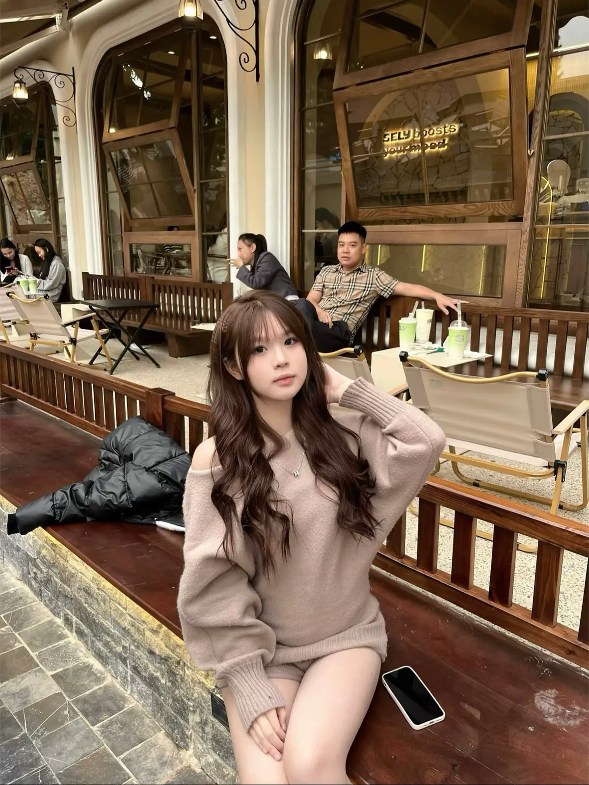 “Luôn miệng nói không cần ai, nhưng thật ra em phải thừa nhận rằng đâu đó trong tim mình vẫn luôn hy vọng mỗi khi khóc nhè đều có thể vùi đầu vào một cái ôm.”