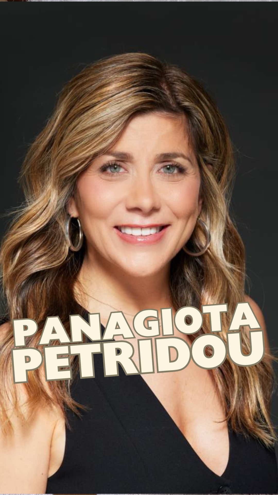 “Meine Mama ist Analphabetin und war nur vier Jahre in der Schule.“ In der aktuellen Podcast-Folge spricht Panagiota über ihre Kindheit, die anders war als die von vielen wahrscheinlich. Härter. Hört rein in diese sehr bewegende Podcast-Folge. Und bitte schreibt Eure Gedanken gerne in die Kommentare. Viel Freude beim Zuhören. Credit Foto: Orion Dahlmann 