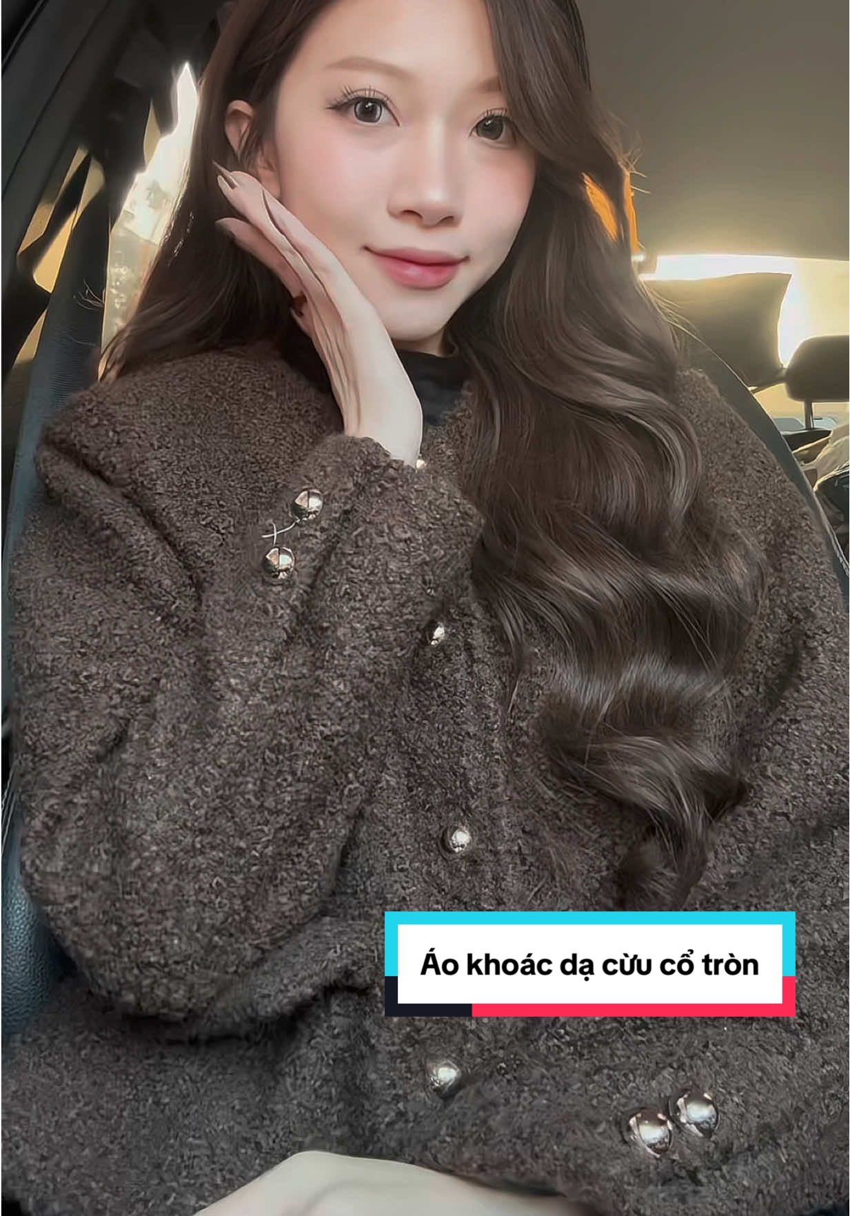 Một ngày khum biết mặc gì các bà cứ chọn full đen bên trong + áo khoác dạ hộ toyyyy. Kbh lỗi mốt #samhyewear #xuhuong #outfitideas #tet2026 #thoitrangnu 