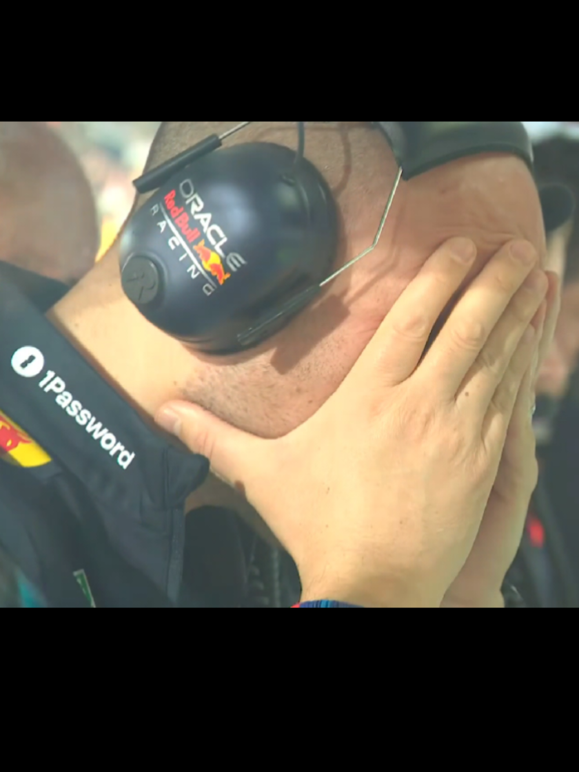 Gianpiero Lambiase is emotional after the Abu Dhabi Grand Prix. Helmut Marko comes to support him. Max Verstappen unfortunately missed out on becoming champion. Gianpiero Lambiase has had some difficult times this year. I hope for him that he can look back on a great F1 season. #abudhabi🇦🇪 #formula1 #redbull #worldchampion #2025 