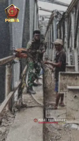 Akses jalan terputus Zidam Iskandar Muda Bangun Jembatan Bailey di Teupin Mane Bireun. Banda Aceh — Komando Daerah Militer Iskandar Muda (Kodam IM) terus menunjukkan komitmen, kepedulian, dan ketanggapannya dalam mendukung pemulihan pascabencana banjir yang melanda sejumlah wilayah di Aceh. Salah satu langkah strategis yang kini menjadi prioritas adalah pemasangan jembatan Bailey sebagai solusi darurat untuk memulihkan akses transportasi yang terputus akibat rusaknya jembatan permanen diterjang banjir beberapa hari terakhir. Jum'at (5/12/25) Banjir yang melanda berbagai daerah di Aceh telah mengakibatkan lumpuhnya sejumlah ruas jalan dan jembatan utama, sehingga menghambat mobilitas warga, distribusi logistik, hingga upaya penanganan darurat. Menyikapi kondisi tersebut, Kodam IM bersama pemerintah daerah dan BPBD bergerak cepat dengan mengerahkan personel zeni beserta perlengkapan jembatan Bailey untuk dipasang di titik-titik yang dinilai paling kritis. Hingga saat ini, upaya pemulihan infrastruktur terus dikebut melalui percepatan pemasangan jembatan Bailey di empat lokasi terdampak. Di Kabupaten Bireuen, progres pemasangan Jembatan Teupin Reudeup, Peusangan Selatan, yang merupakan jalur alternatif penghubung Bireuen–Lhokseumawe, telah mencapai 50 persen tahap perakitan. Jembatan ini merupakan fasilitas milik Dinas Pekerjaan Umum (PU) dan menjadi salah satu akses penting bagi masyarakat. Di lokasi lain, Jembatan Teupin Mane, Kecamatan Juli, Bireuen, yang berada di jalur utama Bireuen–Takengon, seluruh material jembatan telah selesai diloading di lokasi, menandakan kesiapan untuk memasuki tahap pemasangan struktur. Sementara itu, Jembatan Kutablang, Bireuen, yang juga berada pada jalur vital Bireuen–Lhokseumawe, saat ini tengah dalam proses pendorongan material jembatan menggunakan inventaris darurat Zidam Iskandar Muda. Di wilayah berbeda, Jembatan Jeurata, yang menghubungkan Pidie–Takengon, juga telah memasuki tahap pendorongan material dengan dukungan peralatan dari Yonzipur 16/DA.  #tniprima #tnirakyat #indonesiamaju  #tnisiagabencana 