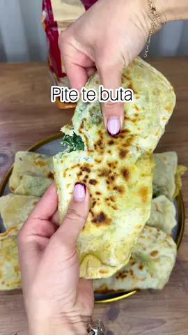 🎄Pite tigani qe dalin shume te mira dhe te buta 🎄 Nese ju pelqen receta mos harroni te beni save per ta pergatitur🎄 Perberesit: 1 gote uje I vaket 2 luge gjelle vaj ulliri 1 luge caji kripe 600-700 gr miell @miellidiamond  1 luge gjalp Per mbushjen: 2 duar spinaq 1 veze Pak djathe 100 ml pana gatimi 3 luge vaj ulliri Pak kripe #recetagatimi #ideas #gatimetradicionale_al #kuzhinashqiptare #