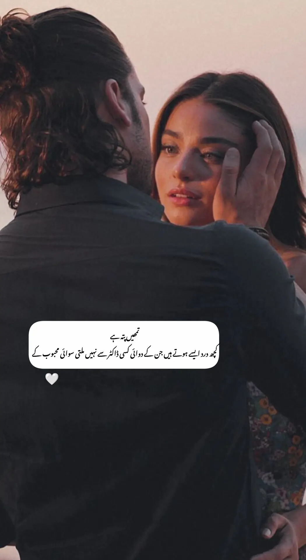 سائیکالوجی کہتی ہے بعض اوقات انسان کسی کو چھوڑنے سے نہیں، خود کو سنبھالنے سے ٹوٹ جاتا ہے۔ محبت کا نقصان صرف جدائی نہیں ہوتا کبھی کبھی وہ شخص چلا جاتا ہے مگر اس کے لفظ، اس کی یادیں اس کی خوشبو سب دل کے آس پاس زندہ رہتی ہیں۔ اور ہم کوشش کرتے ہیں کہ خود کو سنبھال لیں، مگر حقیقت یہ ہے لوگ ہمارے اندر اتنے بس جاتے ہیں کہ ان کے جانے کے بعد ہم خود اپنے نہیں رہتے۔ ہم خود سے بھی انجام ہو جاتے ہیں۔۔!!! #flypシ #goviral #urduline #sad #poetrystatus 