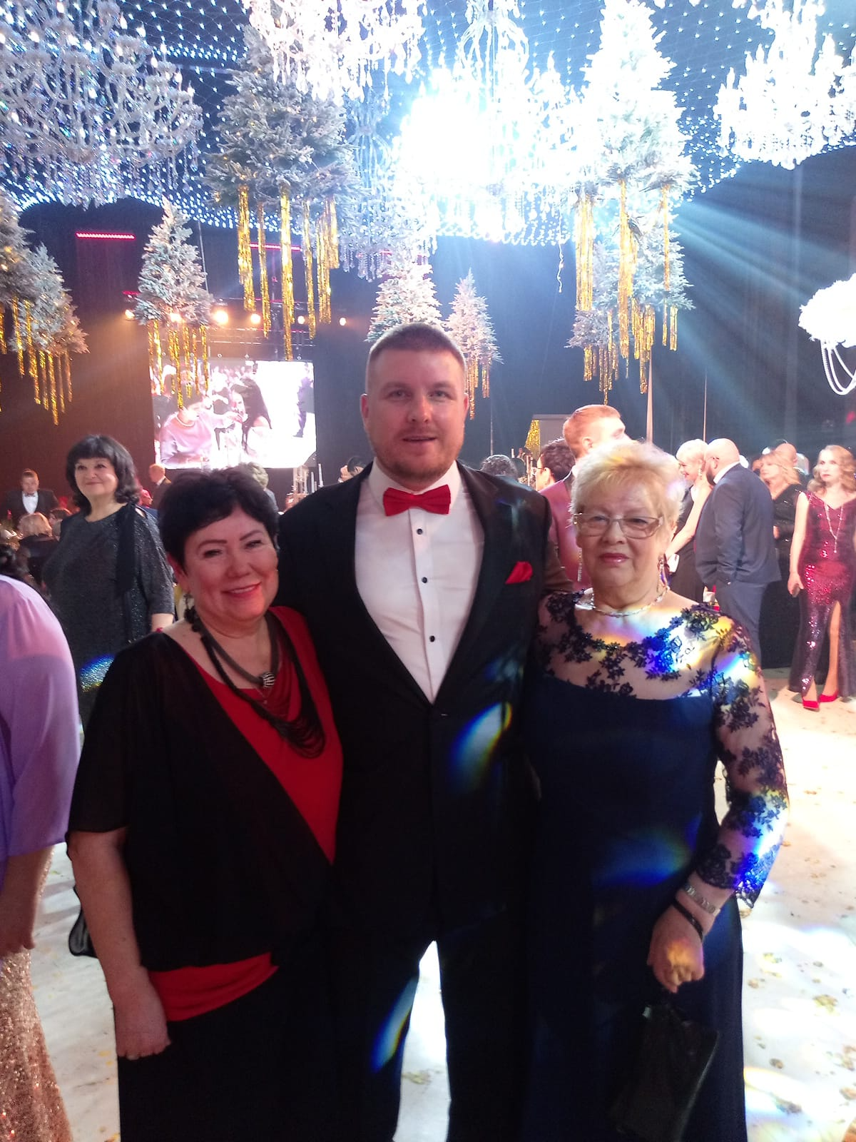 ВЫСТУПЛЕНИЕ ТОП ЛИДЕРОВ НА ПРАЗДНОВАНИЕ ДНЯ РОЖДЕНИЯ МЕРКУРИЯ Мне посчастливилось познакомиться со многими участниками и также с Топ Лидерами - Юлия Якуня, Наталья Захарова, Светлана Школьникова, Сергей Белоусов, Сергей Малинкин, Суусарбу Жусубалиева!  Думала, что это будет шикарный, яркий Праздник, но чтобы настолько! Не думала. Очень продуманный, до каждой мелочи, подготовка на высшем уровне!  Когда наши Топ Лидеры стояли на сцене и каждый из них выступал, то каждое их слово доходило до самого сердца!  И спасибо замечательным артистам, музыкальное оформление, световое шоу - все было замечательно.   Какие мы все были красивые, яркие, счастливые! А самое удивительное ощущение было увидеть  вживую наших Топ Лидеров, наших участников, которых ты знаешь по фото и голосу или по эфиру.  Это что - то непередаваемое! Эмоции и воспоминания остались на весь год и останутся на многие года!