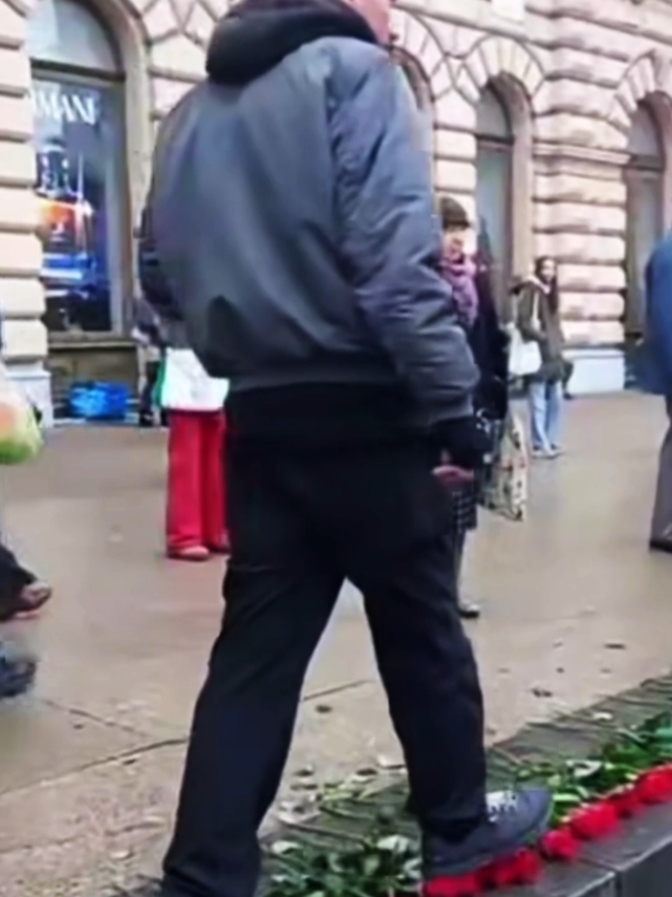 Jučer, na Trgu bana Jelačića u Zagrebu, muškarac je gazio po ružama postavljenima u spomen na ubijene žene. Ruže su postavljene u sklopu akcije kojom posljednje tri godine umjetnica Arijana Lekić Fridrih upozorava javnost na položaj žena, njihovu ranjivost i izloženost nasilju u hrvatskom društvu. 24 sata identificirao je muškarca, prema njihovom navodu riječ je o Toniju Kumerleu, članu zagrebačke rock grupe Izlet, koji sudjeluje u molitvama na zagrebačkom Trgu bana Jelačića. Na društvenim mrežama objavljene su njegove fotografije na kojima drži plakat i nalazi se među moliteljima. #hrvatska #croatia #gradzagreb 