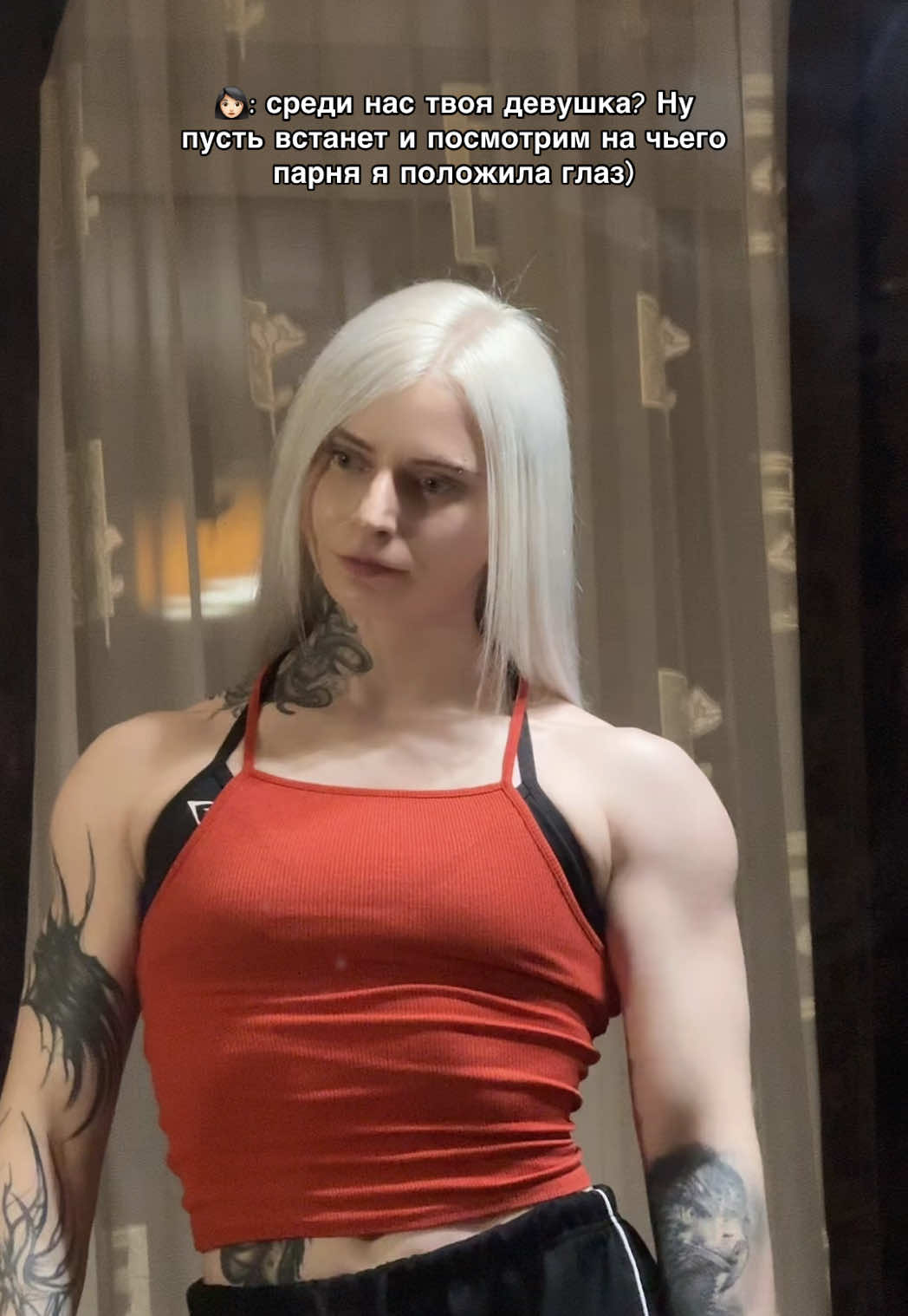 Раскачала плечи,что кофта цепляется 