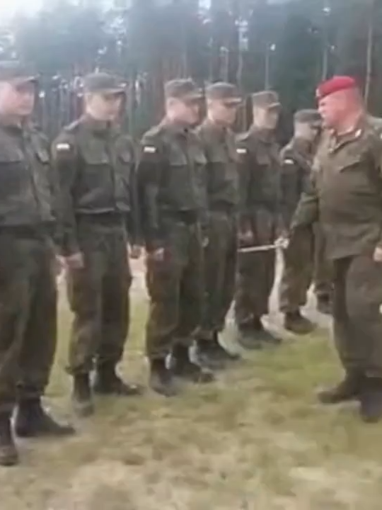 CZEMU TEN PLUTON TAK KRZYWO STOI?! 🎖️#dlaciebie #zabawne #polska #śmieszne #wiral #wojsko #wojskopolskie #żołnierz