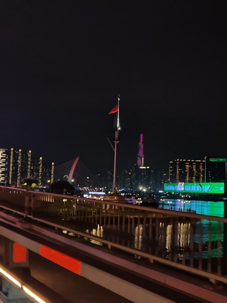 Tặng bạn một bài nhạc, gửi đến bạn những ánh đèn lung linh.