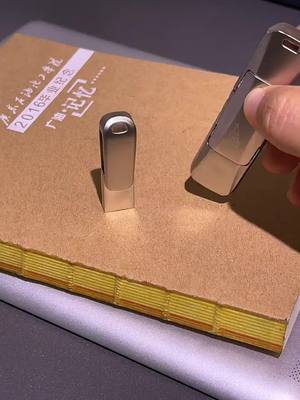 普通U盤只能連電腦 手機資料咋存呀 這四合一U盤 手機電腦都適配 即插即存  現在下單再贈送價值499驚喜禮品