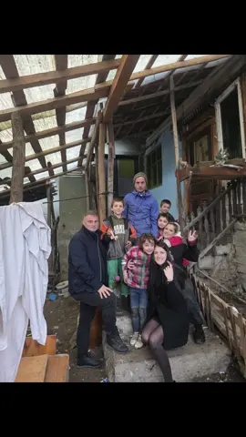 **„AGAAUTO astăzi a făcut pe Moșu’, iar împreună am mers la Andrei și la tatăl lui – tată și bunic în același timp, doi oameni care cresc cu drag și putere cei patru copilași, după ce mama lor a plecat și i-a lăsat în urmă. Le-am cunoscut familia și ne bucurăm enorm că putem aduce un strop de lumină și zâmbete acolo unde este nevoie. Astăzi m-am regăsit exact… m-am întors în copilăria mea și mi-am amintit momente asemănătoare, iar asta m-a emoționat și m-a întristat puțin. De aceea cred și mai mult că trebuie să fim oameni, să ne sprijinim, să ne iubim și să ne ajutăm unii pe ceilalți.@daniela @aga_florin 