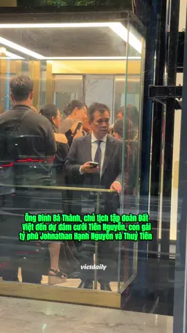 Ông Đinh Bá Thành, chủ tịch tập đoàn Đất Việt đến dự đám cưới Tiên Nguyễn, con gái tỷ phú Johnathan Hạnh Nguyễn và Thuỷ Tiên #tiennguyen #johnathanhanhnguyen #thuytien #dinhbathanh #vietdaily 