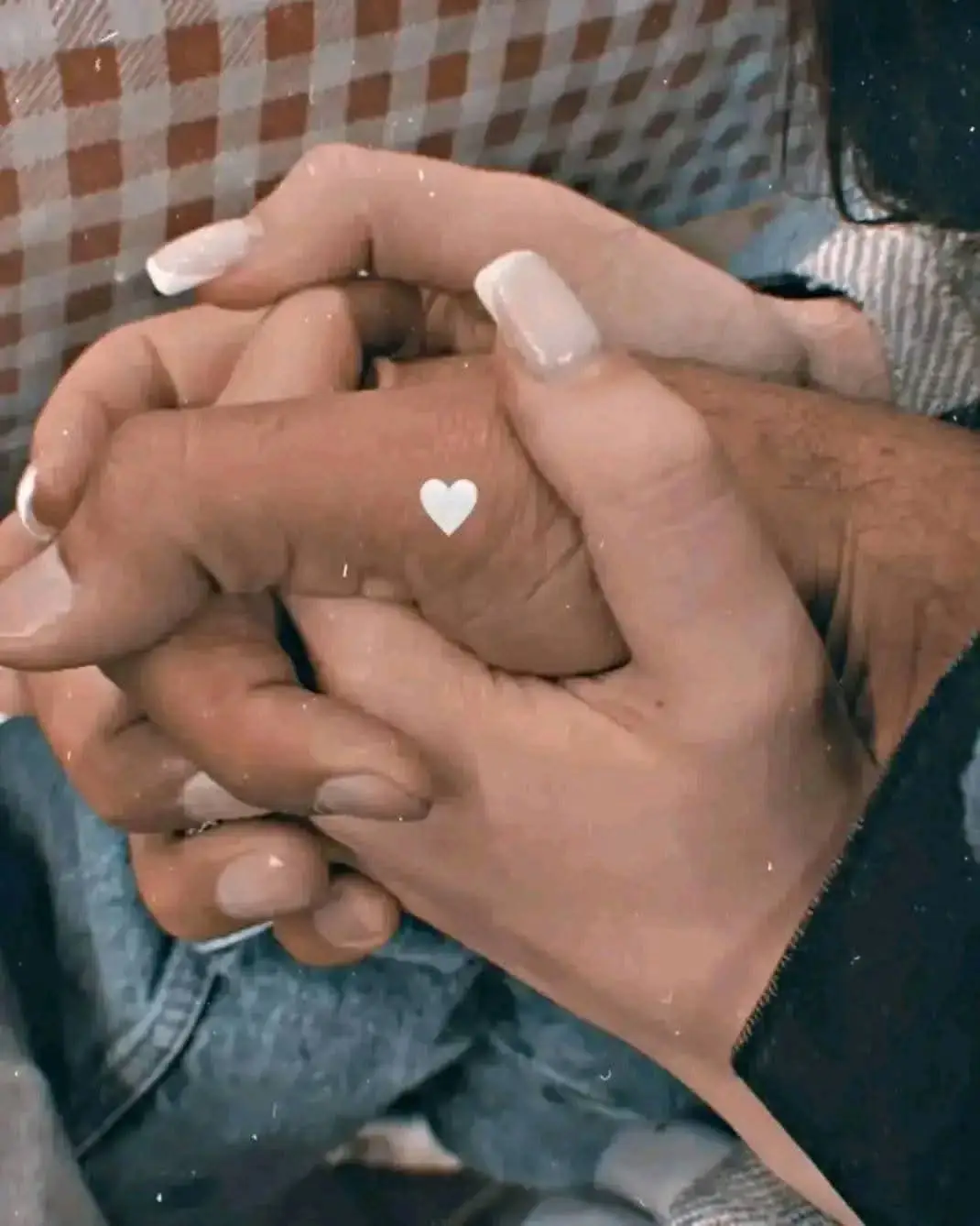 بحكي قال........ قبل ما إتقدم ليها كُنت بشرب سجاير بس خافي الحاجة دي عنها.. كل مرة بلاقيها فيها بحاول إتخلص من أي حاجة عندها علاقة بالتدخين.. في واحدة من المرات نسيت الولاعة بتاعتي في جيبي فكنت عايز أطلع الموبايل من الجيب وبالغلط الولاعة جات مارقة معاه.. فبقيت محتار أرفعها ولا أسيبها.. في الحالتين هي شافتها بس ما ظهر عليها إنها متفاجئة ولا باين عليها اي ردة فعل ولا إستغراب فدا الشي الخلاني أخاف أكتر.. بكل هدوء قالت لي حتسيبها واقعة كدا، ما مشتريها بقروشك ولا شنو..🙂؟!  لا بس الولاعة دي ما حقتـ... لالا ما تكذب عارفة إنو الولاعة بتاعتك وعارفة إنك بتدخن.. إنت عارف يا محمد التدخين ايوا صح حاجة مش كويسة و إنت عارفة الحتة دي.. وبعدين ما محتاج تخبي عني إنك بتدخن علشان خايف من ردة فعلي و إني حأزعل منك.. لالا يا سيد!! عُمري ما حأزعل من حاجة إنت بتحب تعملها، وأنا كزولة بتحبك حأكون جنبك لحدي ما تبطل تدخن ومن واجبي إنتبه على صحتك.. عارفة الواحد مش بيقدر يبطل الحاجة دي ما بين يوم وليلة لازم تكون بالتدريج.. نعمل جدول و أنا أشرف عليه وحبة حبة لحدي ما تبطل تدخن.. لا بالجد ما زعلانة مني علشان كنت داسي إني بشرب سجاير.. لالا وحياتك عُمري ما زعلت و ما حأزعل طالما متأكدة من نأحية إنك مستحيل تعمل حاجة بتزعلني قاصد.. إنتِ عارفة يا السمحة من فترة و إنا بحاول أبطل سجاير و أقنع نفسي إنو دي أخر سيجارة.. بلاقي نفسي لا إرادياً برجع من تاني.. رأيك شنو تساعديني أبطل سجاير.. بفترة وجيزة بقيت أكره حاجة إسمها سجاير، و بقيت مستقيم و بطلت حاجات كتيرة غلط كنت بعملها..  أديتها عيوبي كلها و بقينا نعدل فيها سوا، خلتني أعاين لحياتي من أفق أوسع وخلتني إحس إنو الإنسان محتاج وسط يتقبلو بكامل نواقصو و عيوبو. و يا بخت الفي حياتو ناس كدا.  #عند_المُفترق ..  فتش على طرف بيتقبل عيوبك ويعدلها معاك للأحسن..  ما تحاول تخفي حاجة إنت بتحبها علشان في زول بيزعل منك لو عملتها، طالما ما متقبل جوانبك كلها فإنت ما مجبور تخصم من نفسك علشان يفضل معاك..