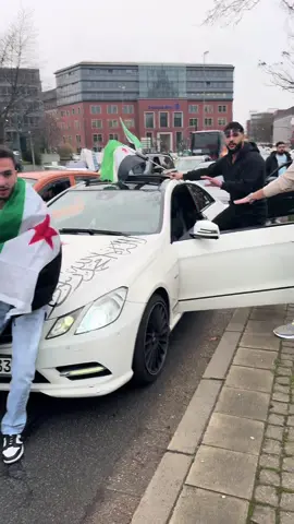 كيف كان الاحتفال بمدينة أيسن مابدنا حكم الأسد بدنا الحرية #fyp #المانيا #السراقبي #essen #nrw 