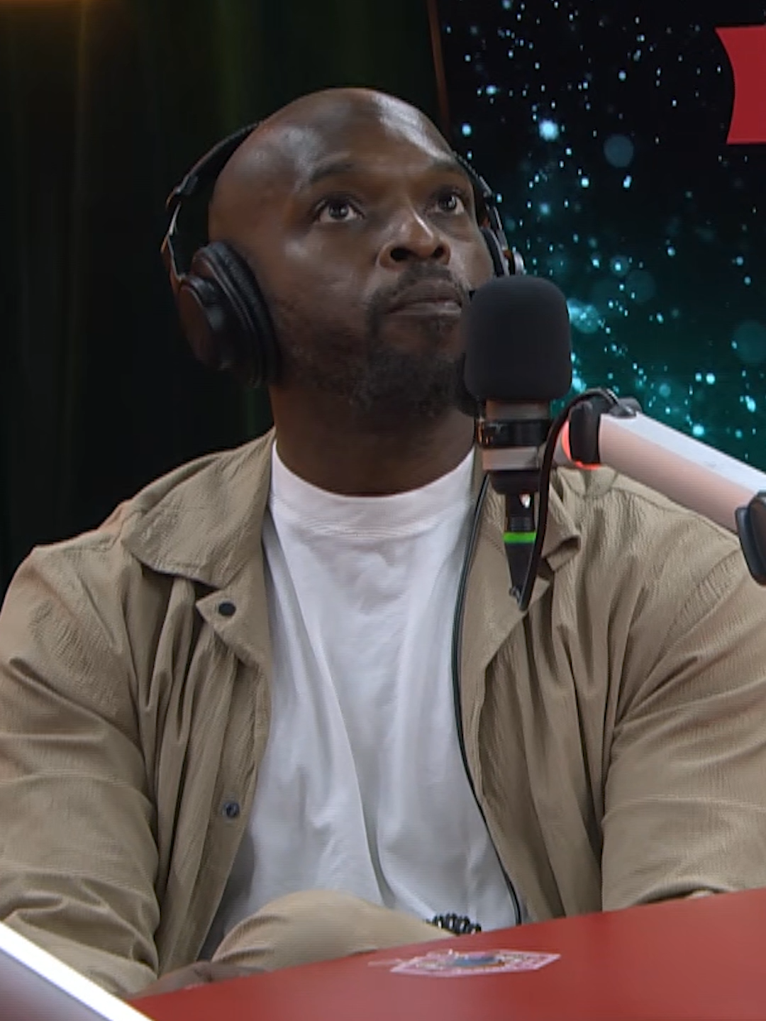 Fina Kodjo gästar buren och berättar om varför årets tema berör honom på ett djupt personligt plan ❤❤❤ #musikhjälpen