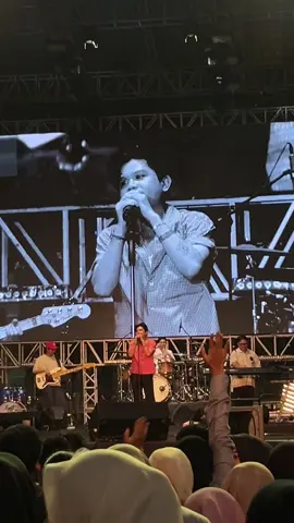 sapanihh yg msih gamonin mantannya😁@Uan kaisar #fyp #juicyluicy #konser #uan #makassar 