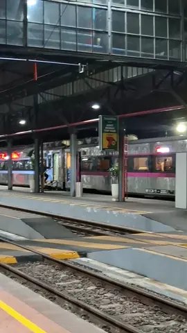 Momen KA Kaligung Double traksi masuk st Semarang poncol #keretaapi #kaligung #doubletraksi #semarangponcol #railfansindonesia 