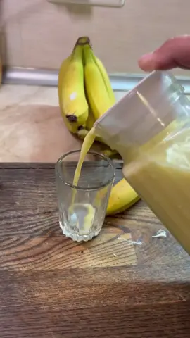 ნაზი, არომატული და უგემრიელესი ბანანის ლიქიორი სულ რაღაც რამდენიმე ნაბიჯში! იდეალური დესერტებისთვის და კოქტეილებისთვის. 🍸💛