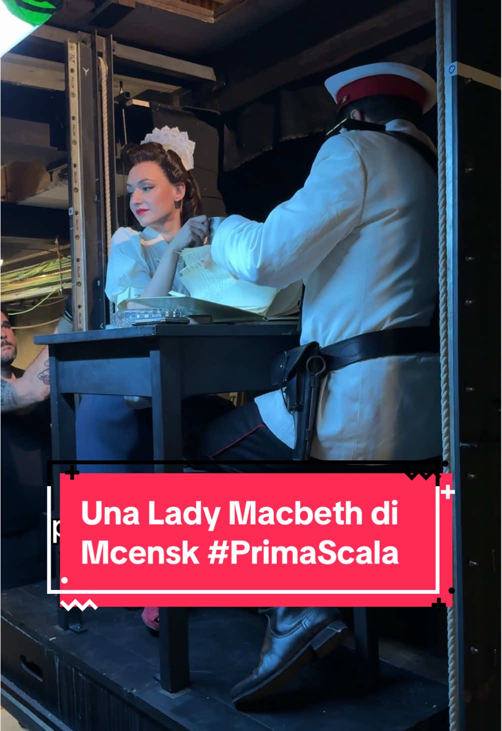 Segui il dietro le quinte di #PrimaScala in diretta con noi! ✨ Qui Ekaterina Sannikova, nel ruolo di Aksin’ja, e Oleg Budaratskiy come un sergente di polizia, si preparano per salire in palcoscenico dalla botola 🎭 #LadyMacbethdiMcensk #TeatroallaScala #backstage
