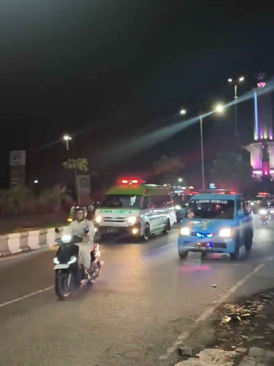 Iring - Iringan jenazah Abuya KH. Syukri Unus menuju Martapura 🥺 minta rela 🙏🏻 #ulamakalimantan #habibumarbinhafidz #gurusekumpul #abuyasyukriunus #martapura 