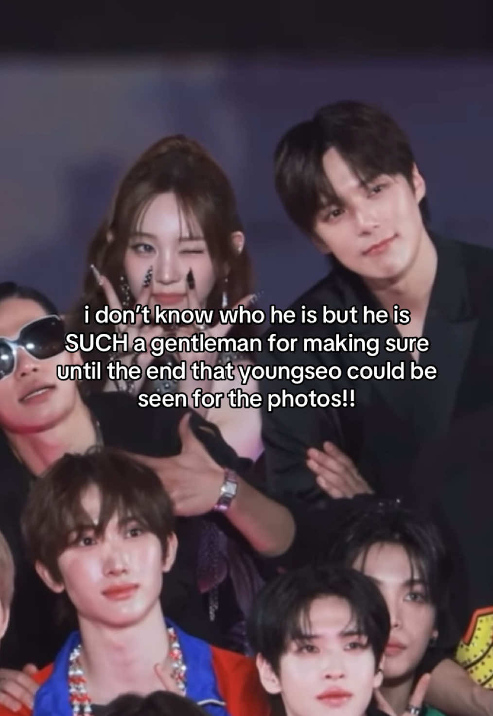 #YOUNGSEO ; he is so hot too, pls tell me who he is!! #leeyoungseo #asianartistawards2025 #nyangseo #asianartistawards @ALLDAY PROJECT 