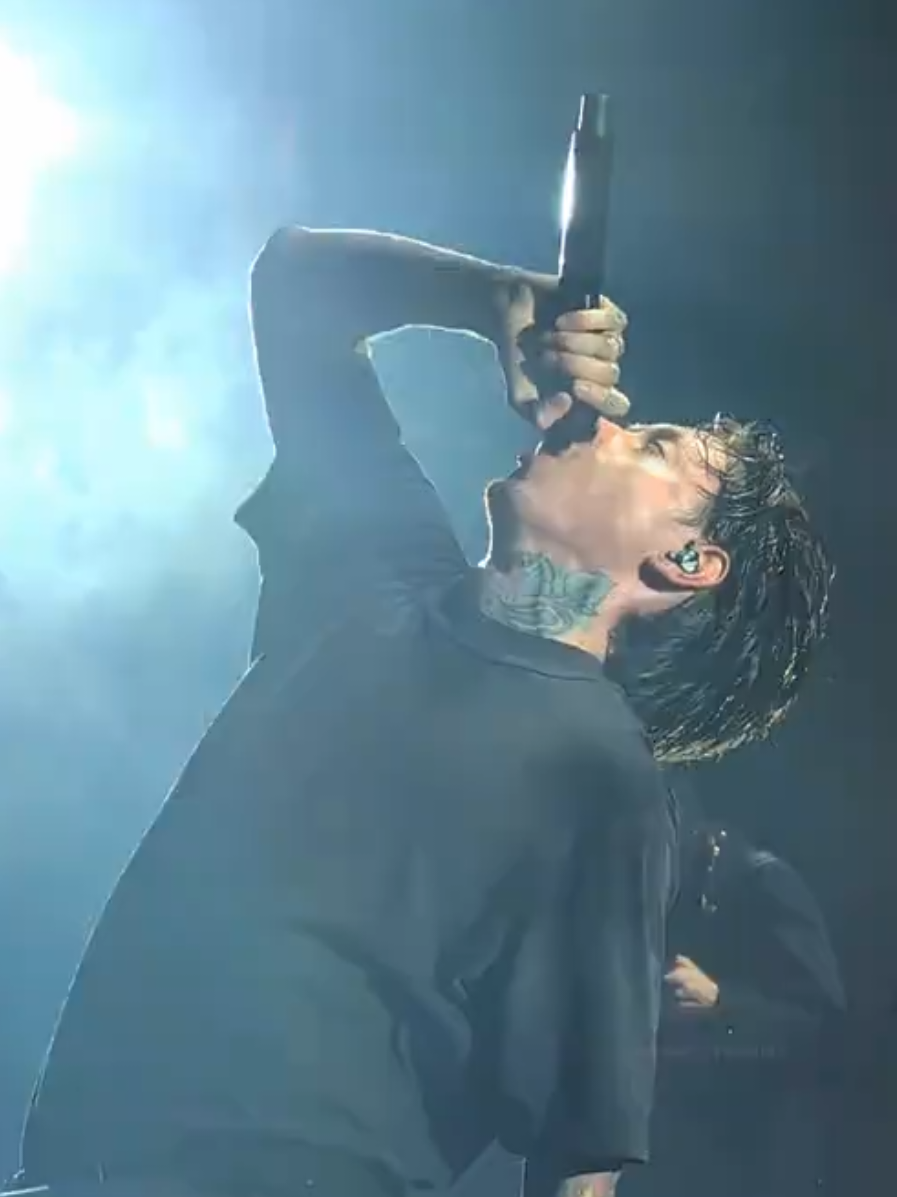 Noah's screams are just out of this world, insane live vocals ✨🤍 #badomens #noahsebastian #dethrone #berlin #concert 