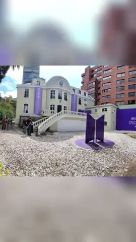 Las amistades que BTS ha puesto en mi vida son de esas que no necesitan verse en persona para sentirse reales. Años caminando juntas, acompañándonos en todo, y cuando van a un lugar y yo no estoy, dejan una nota con mi nombre… para que mi presencia también quede ahí. @Andrea Ruiz gracias Eso es ARMY: amor que cruza distancias. 💜🥺 #PurpleYou #BTS #armyfriends #ARMY #idol 