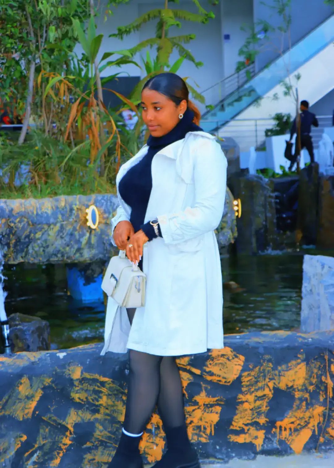 በዛው ቅፅበት ስልኬ ጠራ ፀሎት ነበረች። እያለቀስኩ እንደነበር እረሳሁት። ሄሎ አብርሼ ቤት ገባህ አለችኝ አዎ ገብቻለሁ እናንተስ አልኳት። እኛማ ገና ወደቤት አሌድን ሰዎቹ እዚህ ለማደር አስበዋል መሰለኝ እይቢ አሉኦ አለችኝ። ያው አንቺን ለማስደሰት ለማገዝ ነዋ ደሞ በጣም ደስ ምትሉ ቤተሰቦች ናችሁ አልኳት። እናመሰግናለን አረ አማዬ እራሱ የተረጋጋ ሰው ነው ደስ ይላል እንደዚህ ሰከን ያለ ልጅ እያለች ነበር እኔማ ጉዱን አላወቅሽ ድንቄም መስከን እያልኩ ብቻዬን ስስቅ ነበር አለችና ሳቀች። ሳቋ ተጋባብኝ ምን እንዳሳቀኝ ባላውቅም አብሪያት ሳኩኝ የተወሰነ እኔ ከሄድኩ ቡሀላ የሰሩትን ነገረችኝና ስልኩን ዘጋሁት። ከዛ ወደቤት ገባሁ ቀጥታ ወደ አልጋዬ ገብቼ ልብሴን ቀያይሬ ተኛሁ። የማልዋሸው ነገር በጣም እርቦኝ እንደነበረ ነው። የፀሎት ሱቅ ተሰርቶ ሙሉ ፊኒሽንጉ አለቀ። ስራ ጀመረች። የፀሎት ሱቅ ከኛ ቤት ቀጥታ እንደወጣን ከምናገኘው አስፋልት ተሻግሮ ባለው ሌላኛው አስፋልት ነበረ። ፀሎት ስራ እንደጀመረች ሙሉ ዘመዶቿ አክስቶቿ እየመጡ እየተሰሩ መረቁላት። እነሱ መምጣት ግር ግር ማለት ሲያቆሙ ግን ደንበኛ ብዙም አልመጣ አላት።  ቤቱ ትልቅ ስለሆነና አካባቢው ላይ ካለው ኩልስታፍ ስለሆነ ሰዎች ዋጋው በጣም ውድ ነው በሚል አስተሳሰብ ደፍሮ እሷጋ ገብቶ ሚሰራ ሰው ጠፋ። ለሷ እኔ ጨነቀኝ ለተከታታይ ሶስት ቀናት ምንም ከስተመር ሳይኖራቸው ጠዋት ገብተው ማታ ይወጣሉ። ከብዙ ጭንቀት ቡሀላ ለእናቴ እህቶች (ለአክስቶቼ) ደውዬ እንዲሰሩ ዋጋው ኖርማል እንደሆነና የወንድሜም ሚስት እንደሆነች ነገርኳቸው ሁለቱ አክስቶቼ እሺ አሉኝ። ከዛ ውጭ በፊት ላይ የማወራቸው ሴቶችጋ እየደወልኩ እናንተ ሰፈር ላይ የተከፈተውን አዲሱን ፀጉር ቤት አይታችሁታል ሲያምር ህዝቤ እዛ እየተሰራኮ እኛ ላይ እየጎረሩብን ደሞ ሲያምር vip የሆነ ፀጉር ቤት ነው ማርካን  ይባላል ፀጉር ቤቱ  በላይኛው አስፋልትጋ ያለው እያልኩ ለሁሉም እየደወልኩ ነገርኳቸው። ፈጣሪ ይባርካቸው ሰው ወረተኛ አደለ አንዱ ገብቶ ተሰርቶ ለሌላው ይናገራል ብቻ አንዱ ለአንዱ አንዱ ለአንዱ እየነገረ ሰዎች መምጣት ጀመሩ። የሰፈሩ ልጆችም ደንበኞቻቸውን እየተው አዲስ የተከፈተው ትልቁ ፀጉር ቤት ነው የተሰራሁት እያሉ በራሳቸው ፕሮሞሽን ሰሩላት። እንዳሉት ቃላቸውን ጠብቀው አክስቶቼም ሄደው ተሰሩ ሲመለሱ ለእናቴ ደውለው። ታምራትማ በዚህ ፀባዩ እንደዚች አይነት ልጅ አይጠብስም መርጌታጋ ሄዶ አስገድግዶባት ነው እንጂ ብለው ሙድ እንደያዙም ማዘር ነገረችኝ። ፀሎት ስራዋ እስኪስተካከል በደንብ ቤቱ እስኪለምድ ትታ መሄድ ስለማትችል ወንድሜን መጠየቅ አቆመች ግንኙነታቸው በስልክ ብቻ ሆነ። ለምን እንደሆነ ባላውቅም ደስ አለኝ የሷ አለመሄድ ለኔ ጀብድ መሰለኝ። ቴሌግራም ቻናላችን mane1219 #mane #ስነፅሁፍ #እውነተኛ_ታሪክ #ethiopian_tik_tok🇪🇹🇪🇹🇪🇹🇪🇹 #fyp 