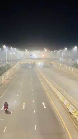 কুয়াশার চাদরে মোড়া পূর্বাচল এক্সপ্রেসওয়ের রাত—স্বপ্ন আর বাস্তবের মিশেল এক দৃশ্য।#P#PurbachalExpresswayD#DhakaNightF#FoggyNightB#BangladeshRoadsN#NightVibesC#CityLightsBeautifulBangladesh