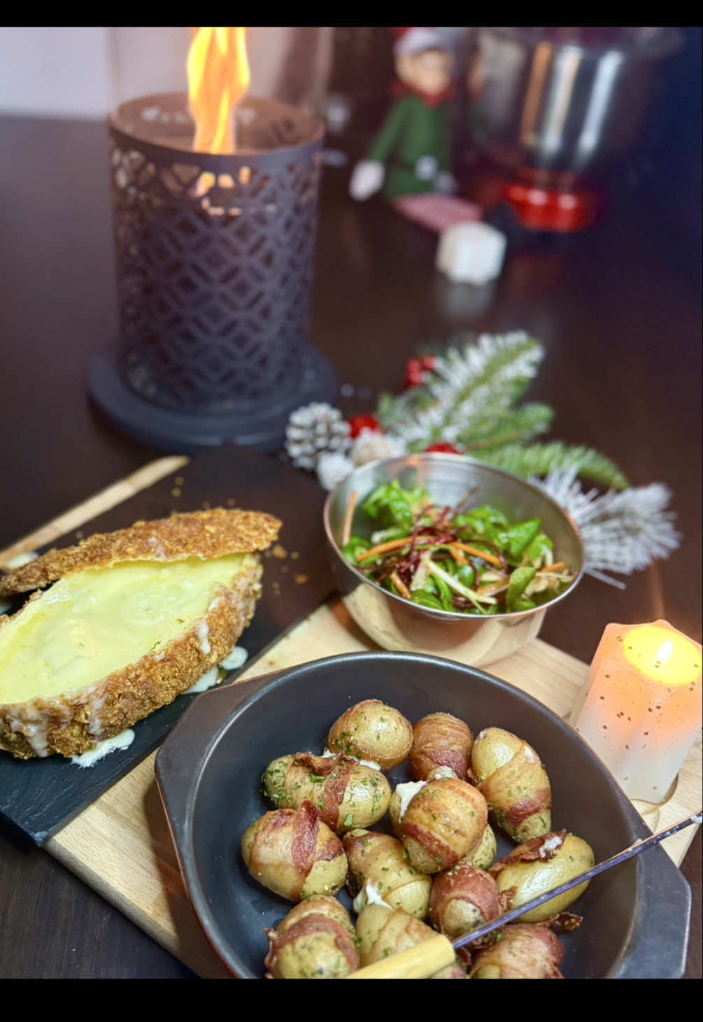 Episode 16 ✨ Mon fromage pané avec grenailles rôties au lard..Et petite salade 🫕❄️ Let's try this..🔥👊🏼💥 Pour cette recette chaleureuse d'hiver, tu auras besoin de ; - Un fromage type caprice des dieux  - Farine, oeufs et chapelure ( J'ai aussi utilisé du corn flakes broyé, pour le croustillant c'est incroyable) - Des grenailles - Des tranches de lard 🥓 - Épices déshydratées en option - Huile végétale pour friture - Et une petite salade de crudités pour l'équilibre 😎 Recette de cuisine d'hiver simple et efficace, nourrissante et réconfortante. Pas besoin de beaucoup d'ingrédients.🔥 ➡️ Démarre toujours tes pommes de terre à froid. ➡️ Passe les au four avec le lard jusqu'à obtenir une belle coloration. ➡️ Le fromage, une fois plongé dans l'huile, ( Pas plus de 170, car tu auras une panure brûlée et un fromage non fondu ..⚠️), gonflera légèrement au bout de 5/6 mn. Pose le sur un papier absorbant, et go pour la dégustation..😋 #recetterapide #recettesimple #cuisine #cuisinemaison #ideerecette 