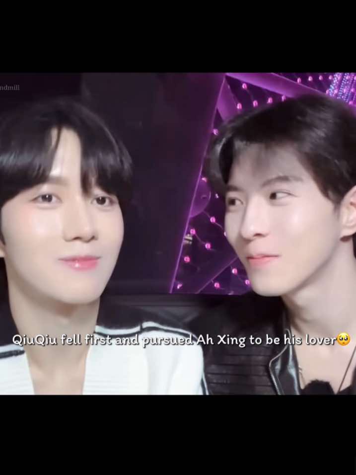 นี่ว่าพี่ชิวชอบก่อน แถมเป็นฝ่ายตามจีบหวงซิงก่อนด้วย(หลักฐานอยู่ในคลิป)55555 จังหวะที่บังเอิญเจอกัน แล้วพี่ชิวเรียกชื่อ คงเป็นจังหวะตกหลุมรักของทั้งคู่นั่นแหละ🥺 แต่จริงๆอาจจะแอบชอบกันมาตั้งแต่ตอนที่เคยเห็นรูปแล้วแมะ แต่พอได้เจอกันจริงๆก็ยิ่งมั่นใจว่าชอบเค้า พี่ชิวยังพูดเลยว่าตั้งแต่ครั้งแรกที่เจอกับหวงซิง ก็คิดว่าเป็นคนที่เคมีตรงกันและน่าจะเข้ากันได้ดี ถ้านี่ไม่เรียกว่า love at first sight แล้วจะให้เรียกว่าอะไร ตอนนี้ได้เป็นแฟนกันแล้วคือหวานกันสุดๆแถมมีลูกด้วยกันตั้ง 2 ตัวแหน่ะ ใครจีบใครก่อนไม่สำคัญ สำคัญแค่จีบติดแล้ว หวงซิงดันคลั่งรักพี่ชิวมากๆ ห่างกันไม่ได้ ต้องสกินชิพตลอดเวลาและขี้หึงมากด้วย55555555 วาสนาถ้วยดาวมาก ที่ป๊าม๊ารักกันขนาดนี้ เลิฟสตอรี่ของซิงชิวให้ฟังอีกกี่รอบนี่ก็ไม่เบื่ออะอิอิ qiuqiu fell first but Ah Xing fell harder สุดๆ🫠🙏🏻✨⭐️🦋🧡💜 #xingqiu #ซิงชิว #หวงซิง #ชิวติ่งเจี๋ย #qiudingjie 