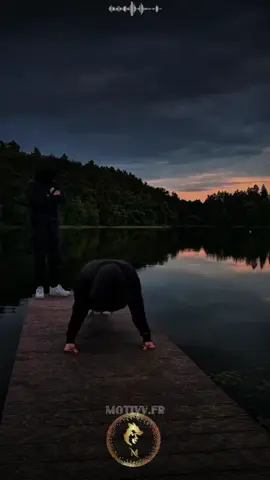 Quand je vais mourir, les gens vont penser à moi une semaine, peut-être un mois. Puis ils passeront à autre chose. La vérité, c’est que personne n’attend ta réussite. Personne ne vit ta douleur. Alors arrête de chercher la reconnaissance. Vis pour toi. Construis pour toi. Et laisse les souvenirs derrière toi. #RéveilMental #ForceIntérieure #RéalitéDeLaVie #FocusSurToi #MentalitéForte