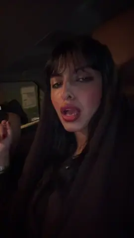 الناس يصورون فيه يبكون