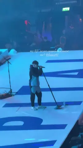 Louis sound checking Drag Me Down at Jingle Bell Ball! #LouisTomlinson #CapitalJBB 🎥owner @Louis Tomlinson @LouisTomlinsonHQ @Capital 