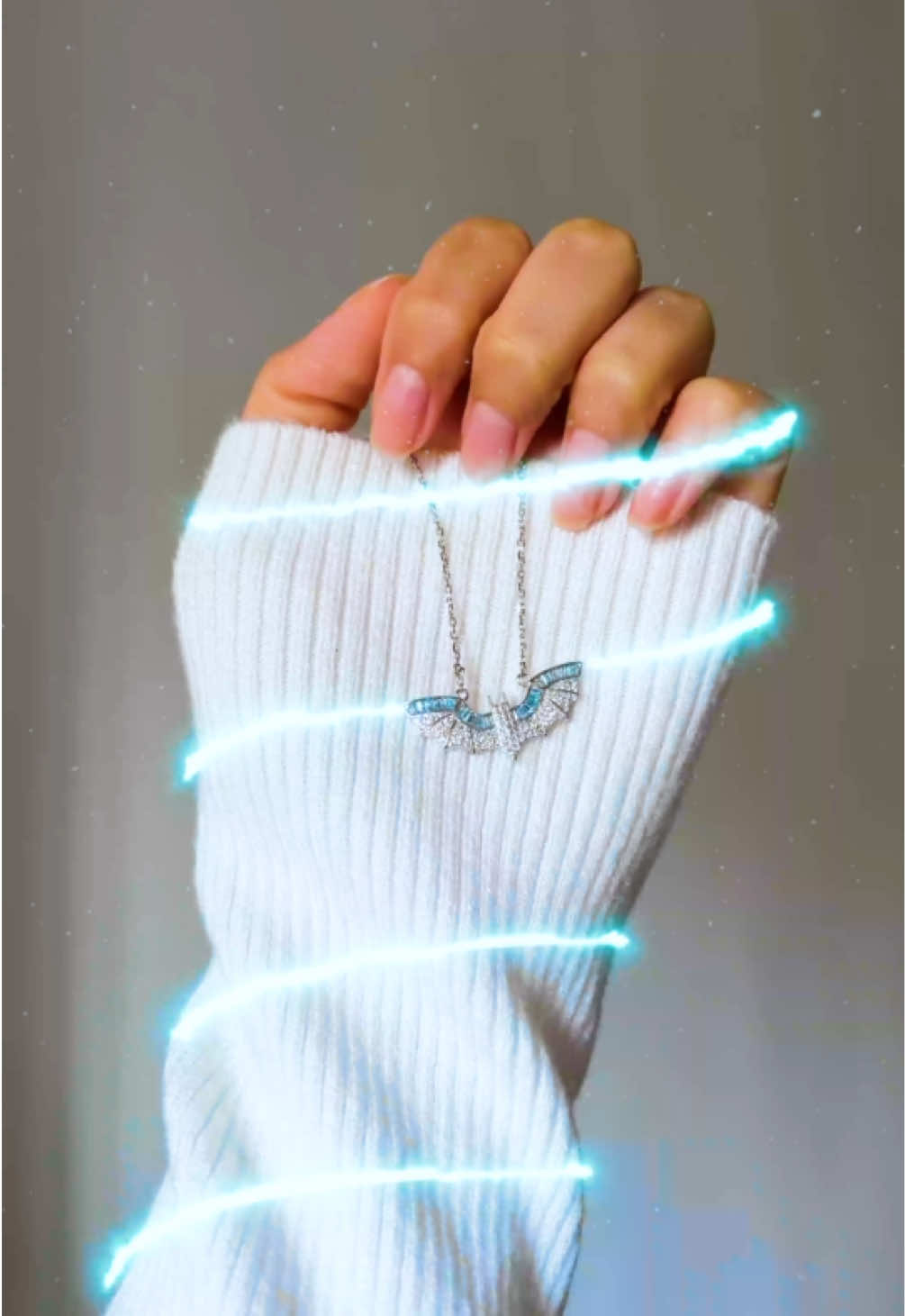 سلسال فضة لما تلمسينه بتحسين بالقوة والبرد وكان البرود نوع من انواع القوة 🤍❄️