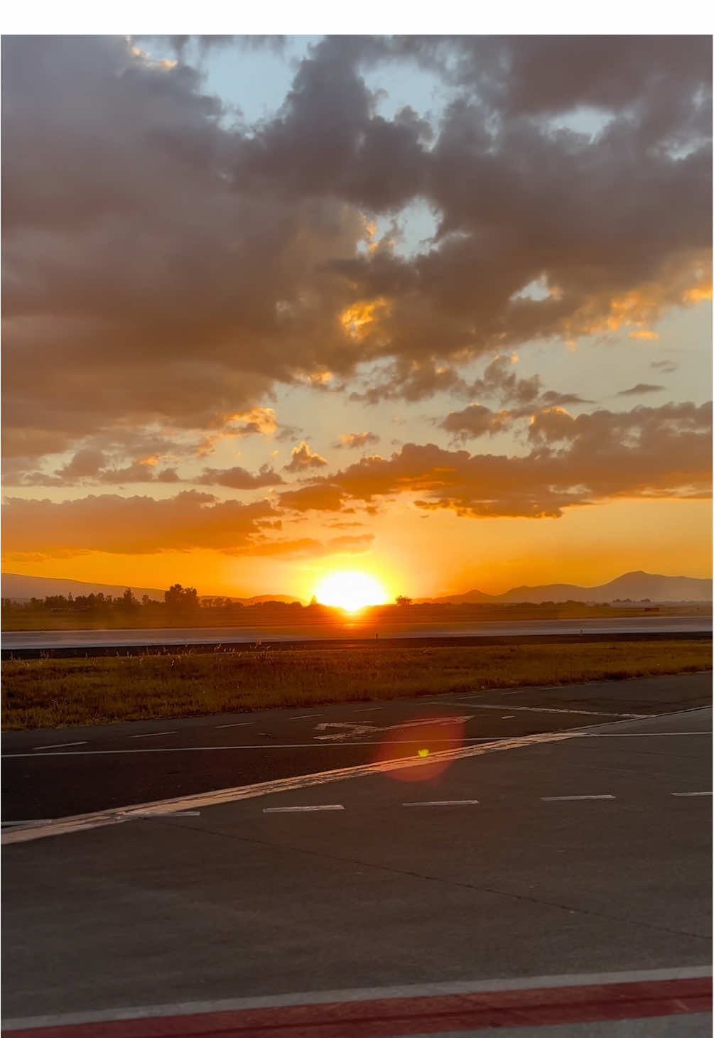 Simplemente hermoso #atardecer en el #aeropuertodeguadalajara #paratiiiiiiiiiiiiiiiiiiiiiiiiiiiiiii #atardeceres🌅 #vivaaerobus 