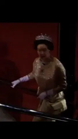 I have no ideas😄, so let's just admire the queen. #royalfamily #queenelizabeth #elizabethii 