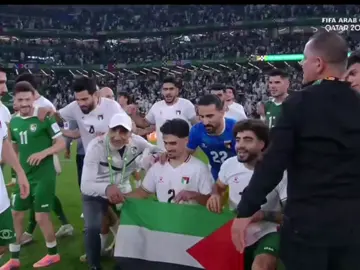 لقطة نادرة الحدوث كلا المنتخبين يحتفلوا مع بعض بالتاهل لربع نهائي كأس العرب  ، سوريا 🆚فلسطين 💚❤️#4k #سوريا #فلسطين🇵🇸 #كاس #العرب