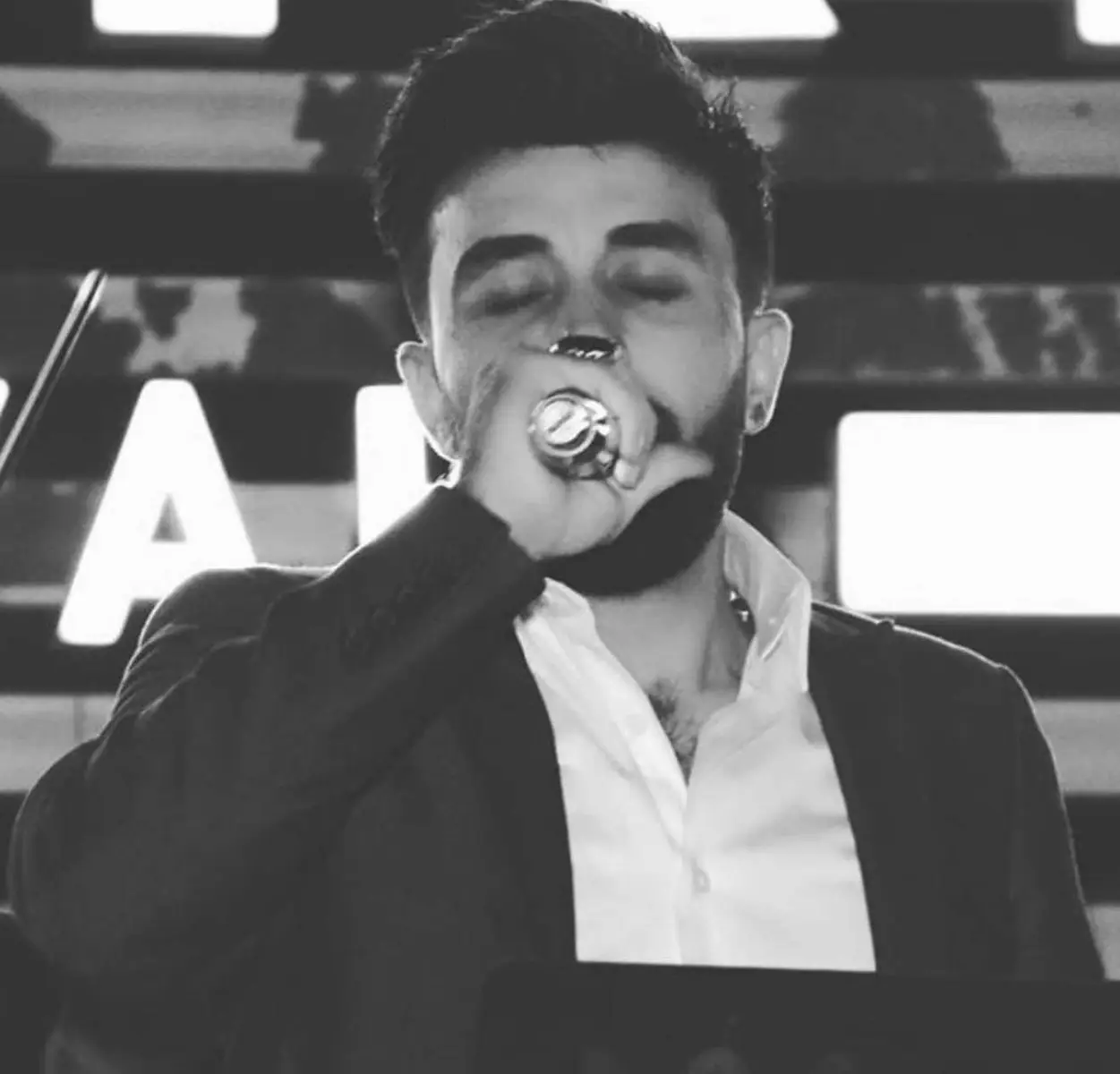 ,: ئێستا من کە خەریکە ئەخنێکم بیرم لێ ناکەیتەوە بۆ جارێک بە خەیاڵتا نایەم من نوقمی ئازارم ئەرێ تۆش وایت بۆ من هەموو شتێک ئازاربەخشە یان هەر نەبوویتایە یان وامەکە کە هەرشتێک نایڵێم لە دڵما کۆی ئەکەمەوە لێرە ئەیڵێم چیم بۆ نەکردی ئەوەی ویستت کردم ئەی ئێستا بێزاربووی؟جوانترت بینی؟ئیتر منت ناوێ کێشە نییە،حەزم ئەکرد خۆشت بوێم وەک ئەوکاتەی تازە ناسیبوومی هەموو شتێکت ئەکرد بۆ ئەوەی خۆشم بوێیت حەزم ئەکرد گرنگیم پێبەیت ئەزانی وەکوو کەی وەک ئەوکاتانەی ئەترسام لێم نزیک بیتەوە و ترست شکاندم بیری هەموو ئەو ڕۆژانە ئەکەم کە وام ئەزانی قەرەبووی خودای لە بەرامبەر هەموو ئازارەکانی ڕابردووم وام ئەزانی تۆ تیمارکەرەکەی منیت.ئەموویست هەموو برینەکانت ماچ بکەم لەجێی هەر برینێک پارچەیەک لە خۆم بڕوێنم ئەمویست لەجێی ئەو پارچە گۆشتەی لای سنگت من هەبم و هەموو خەم و ئازارەکانت لە گەردنم توند بکەم لەناو باوەشم لە هەموو دەرد و بەڵایەک بتشارمەوەو نەهێڵم هیچ خەمێک پێت بگات ئەمویست ببمە هەموو کەس و تاکە کەست ئەمویست ئەو خوێنە سوورەی ناو دەمارەکانم بیکەمە خوێنی ئاشقانەم هەرچی خۆشی دونیا هەیە بیکەمە پارچە جلێک و لەبەرتی بکەم بەختەوەری وەک بۆنێک لە ملت بدەم و پڕی بکەم لە ئەشق میهرەبانی بەسەر ڕوحتدا ببارێنم بەڵام ئێستا تۆ نیت نازانم نەبوونت هەڵبەمە کام دۆزەخی ژیانم بووی بە گەورەترین برین بەسەر ڕۆحمەوە دڵتەنگیم ئەوەندە زۆرە لە باوەشی ئاسمانیش جێگای نابێتەوە وە بێ تۆیی سەری خواردووم ماندووم ئەچم جەستەم لە شوێنێک فڕێ ئەیەم ئەکرێ ئەو شوێنە باوەشی تۆ بێت😅،#ahmadxalil #ahmadxalil #ahmadxalil #ahmadxalil #ahmadxalil 